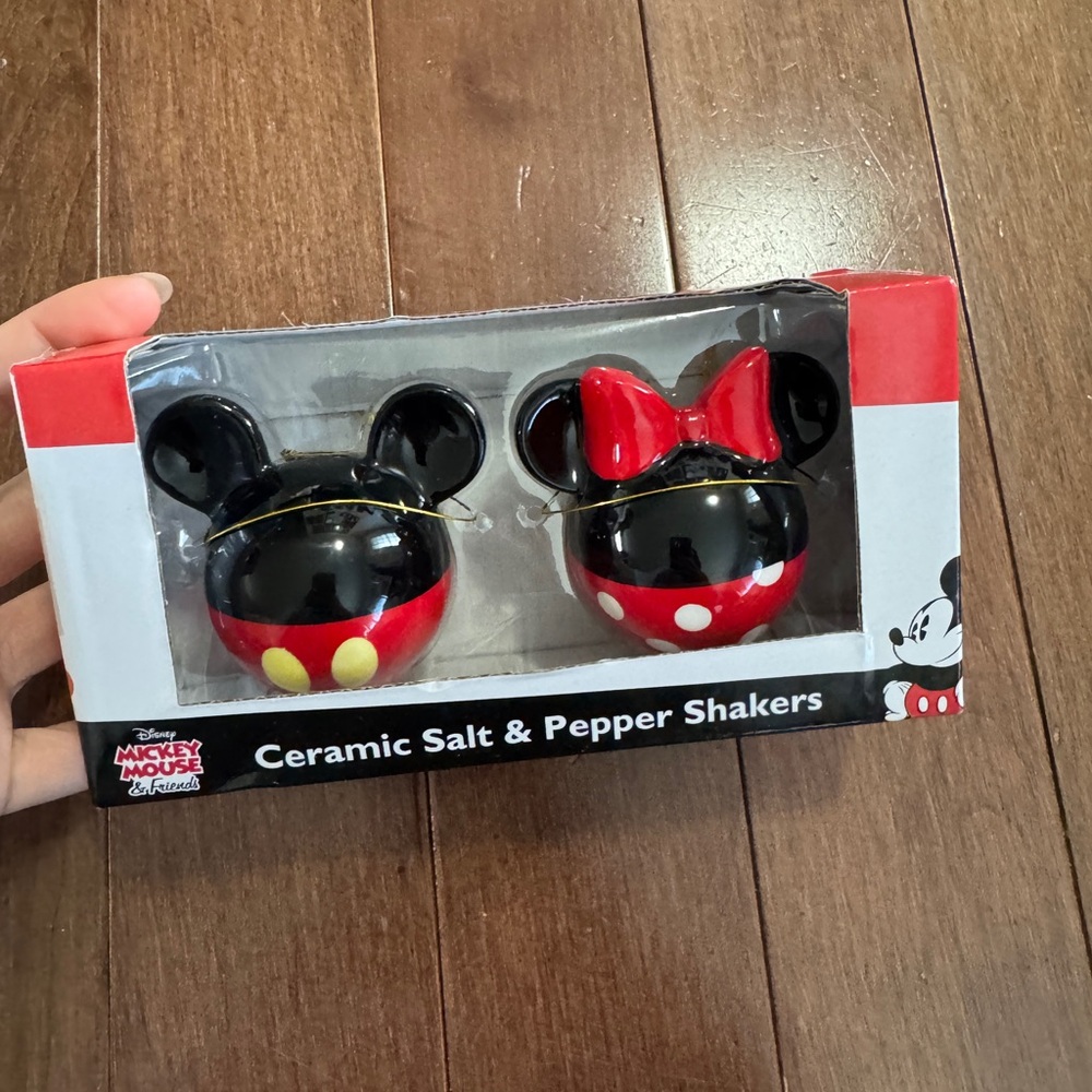 Disney Mickey Mouse & Friends Ceramic Mickey & Minnie Salt & Pepper Shakers  New